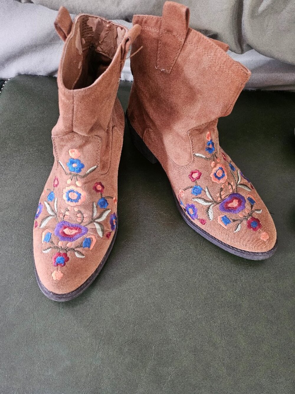 Stylish cowgirl boots 👢